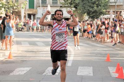 Navarro creua victoriós la línia d'arribada.