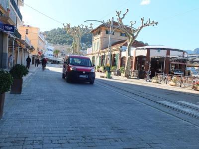 Un cotxe circulant pel carrer de La Marina.