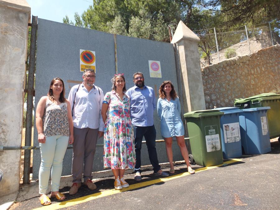 Membres de Més davant un dels accessos a la base