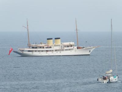 El barco davant la bocana del Port, avui