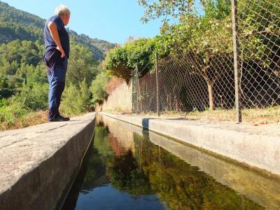 Josep Lluís Forteza, president del Sindicat de Regants, mostra el cabal que aporta la font de s'Olla.