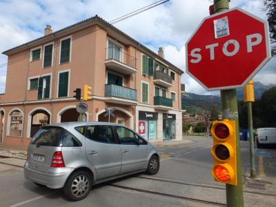Un vehicle travessant el pas a nivell