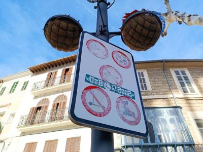 A la plaça de la Constitució hi ha diversos cartells que prohibeixen l’ús de pilotes en aquest espai públic.