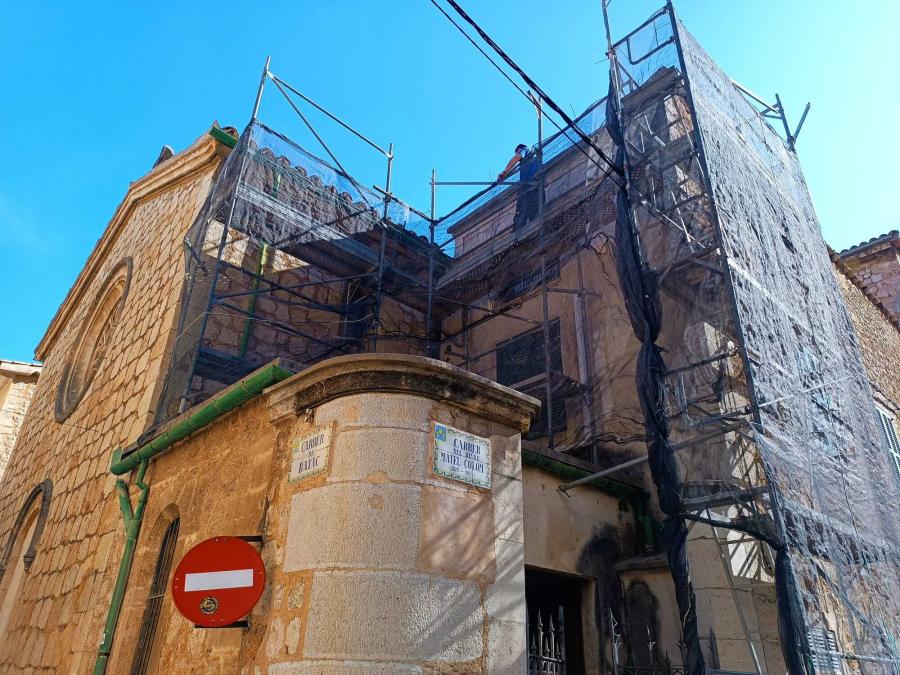 L'edifici, ara cobert amb bastiments.