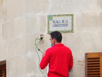 Un operari retirant una càmera de vigilància