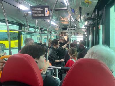Un autobús, sortint de Sóller amb passatgers drets.