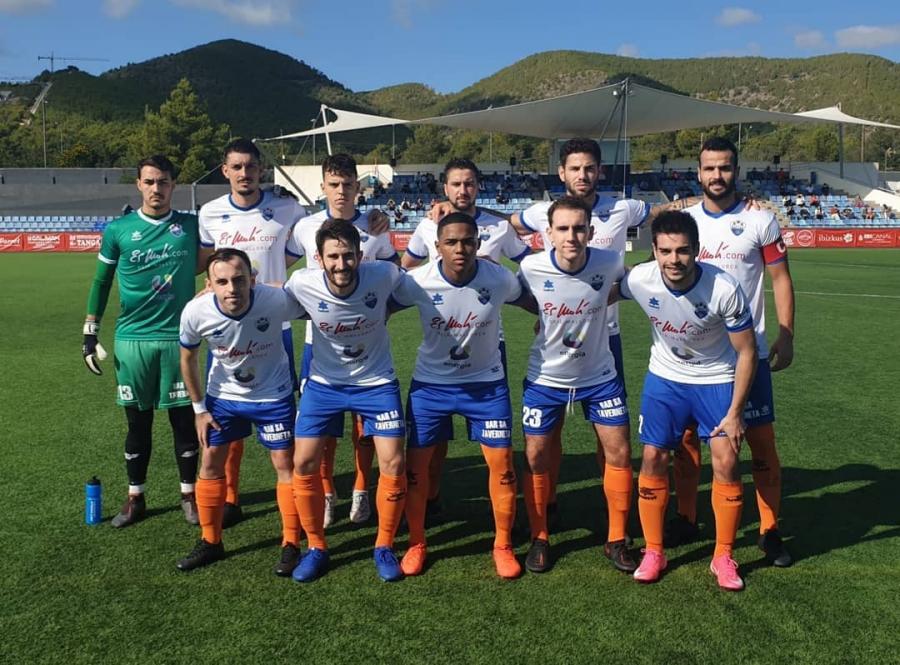 L'onze titular de l'equip, avui a Eivissa. (Foto: C.F. Sóller).