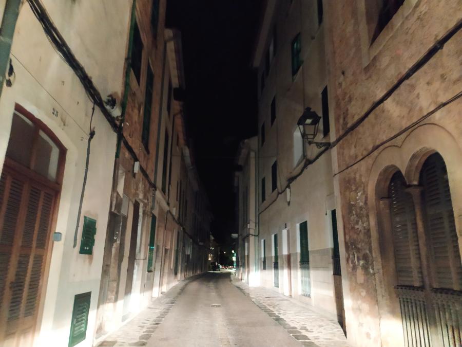 Sant Jaume il.luminat amb els llums d'un cotxe