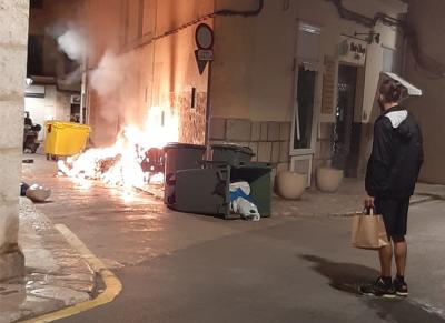 L'incendi produït ahir vespre al centre de Sóller.