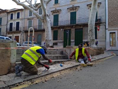 Operaris treballant a Antoni Maura, avui