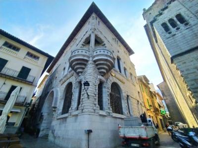 Hi ha converses amb la propietat de l'edifici.