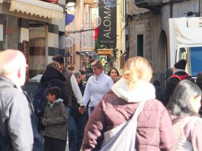 Gent transitant pel carrer de Sa Lluna