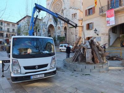 Operaris preparant el foc institucional de Sóller
