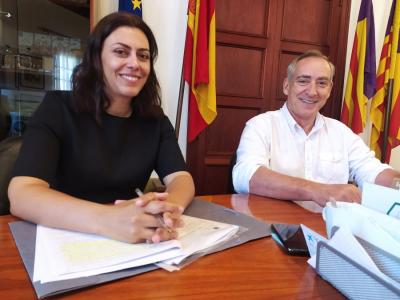 Pomar i el batle presentant els premis