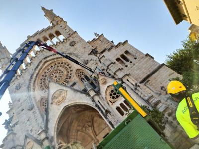 Els operaris treballant al sistema d'il.luminació