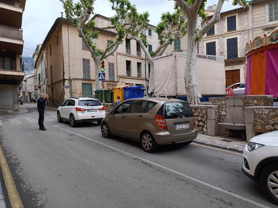 Un policia regulant el trànsit, avui migdia