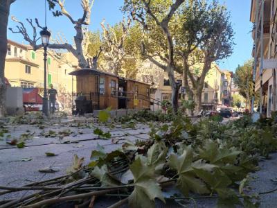 Els operaris treballant a la plaça d'Espanya, avui