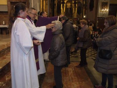 Un instant de la imposició de la cendra, ahir a la Parròquia.