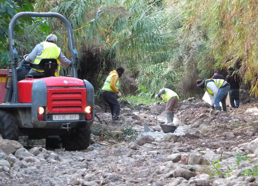 Medi Ambient està treballant en el llit del torrent.