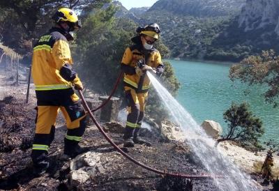 Una brigada de l'Ibanat treballant a la zona afectada pel foc.