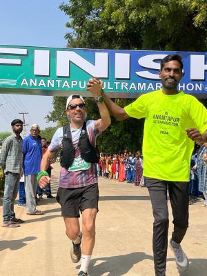 L’arribada dels protagonistes a la meta de la IX Anantapur Ultramarathon.