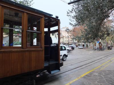 Un tramvia aturat davant l'estació, avui