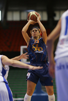 L'estrella del Ros Casares durant el partit.