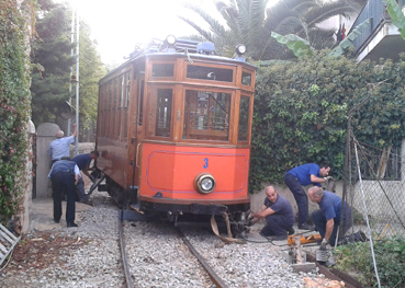 Els operaris del Ferrocarril, retornant el tramvia al seu lloc.