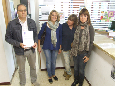 Alguns dels pares, lliurant la instància.