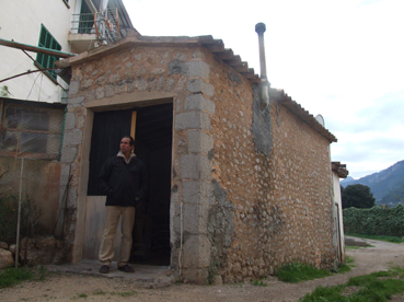 David Salvador, davant l'habitatge que ocupa.