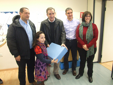 Martina Coll, rebent el premi de mans del batle.