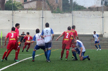 Un instant del partit disputat ahir en el Camp d'en Maiol.