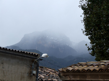 La primera neu de la tardor al cim del Puig del Migdia.