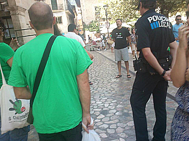 La Policia Local, ordenant la retirada de la tauleta.