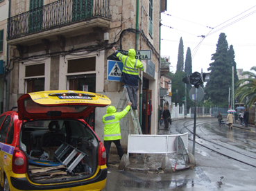 La brigada, descobrint els senyals nous a Bauzà.