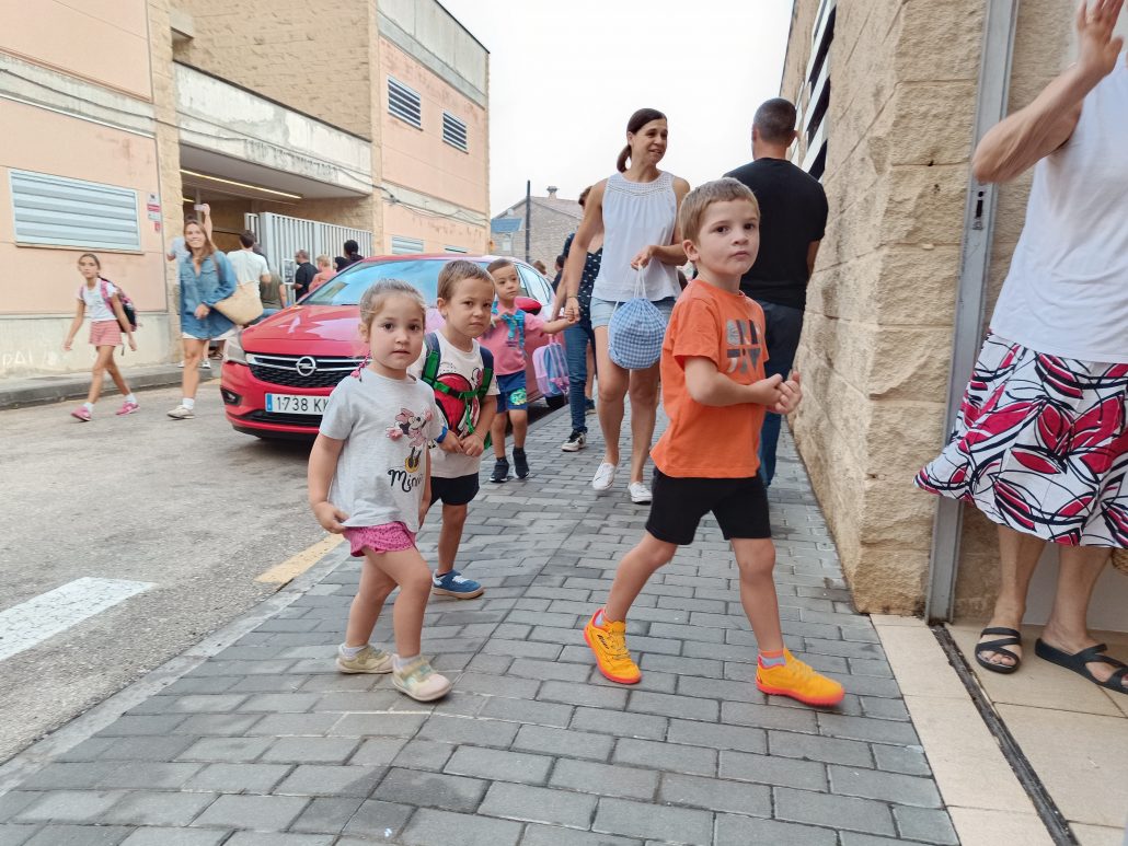 Alumnes d'Infantil, entrant avui dematí a Es Fossaret.