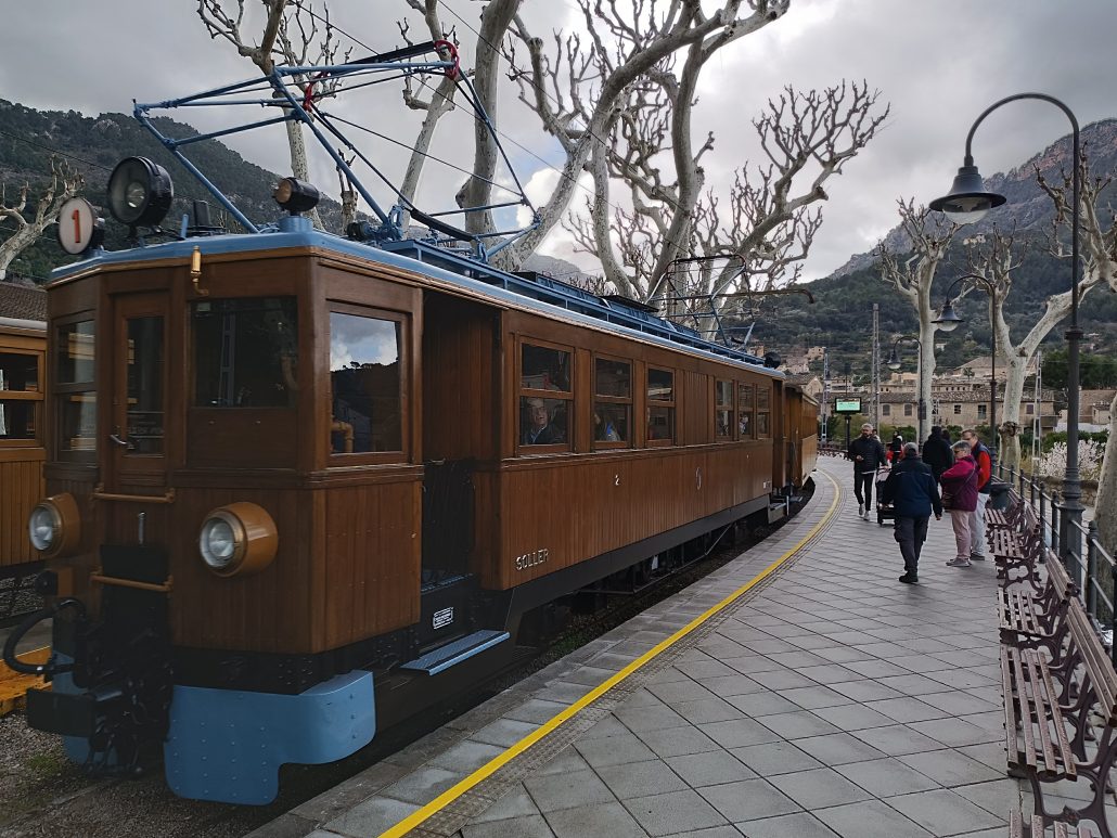 El tren, fent arribada a l'estació de Sóller