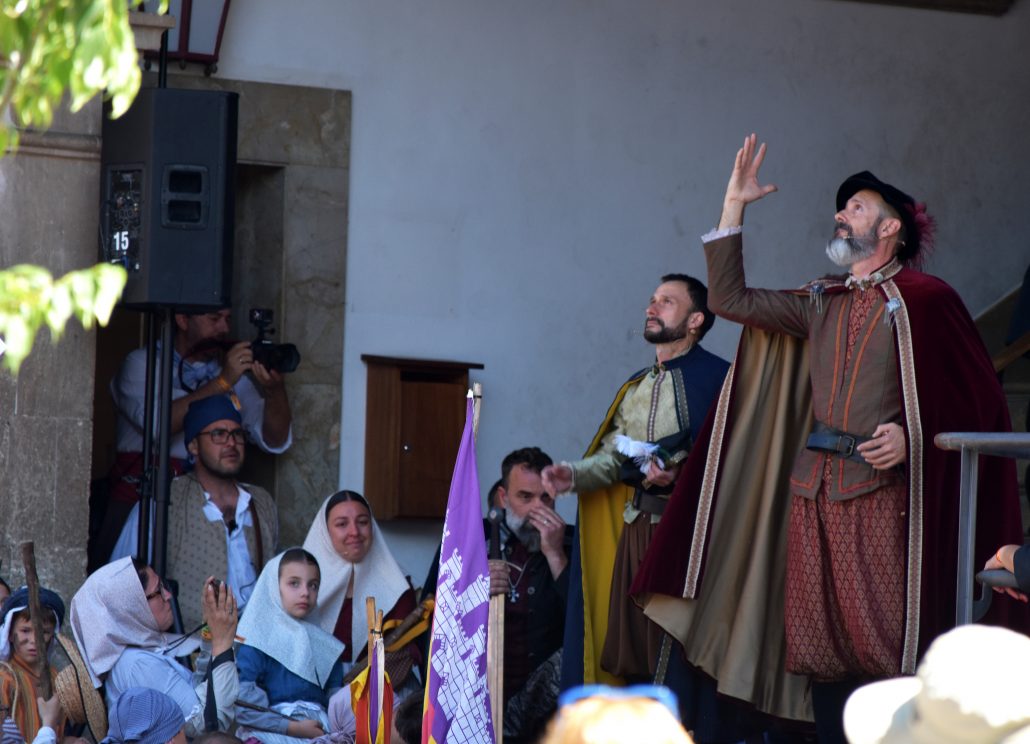 El capità Angelats, recordant els que ja no hi són, en l'inici de la festa.