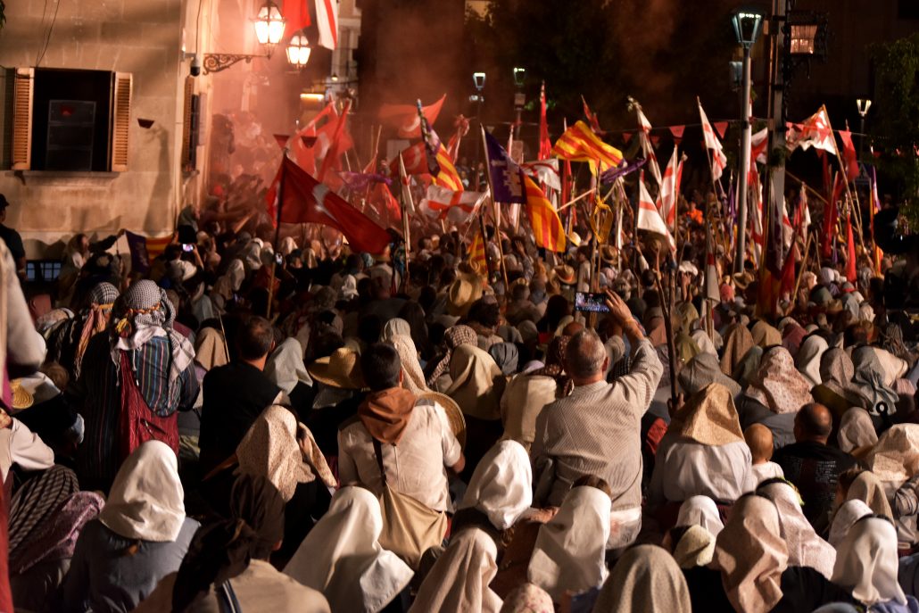 Els participants, agenollats durant el cant final de La Balanguera.